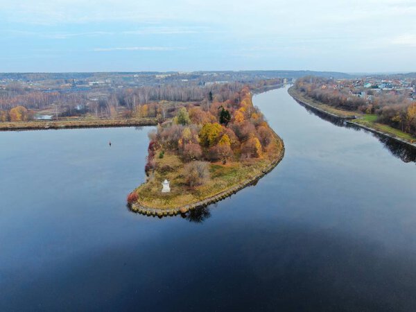 Вид с воздуха на пейзаж красивая река на закате летом в ясную погоду
.