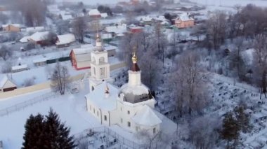 Soğuk bir günde şafak vakti eski bir Rus kilisesinin havadan görünüşü. İHA 'dan panoramik çekim