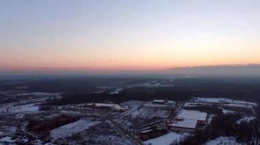 Hava manzarası, altın saatinde kış ormanı üzerinde uçuyor. Kışın güzel manzarası. 