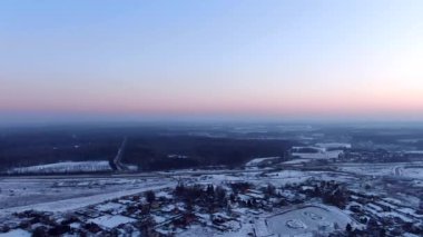 Kış manzarasının dairesel bir manzarası. Altın saatin şafağında 500 metre yükseklikten.