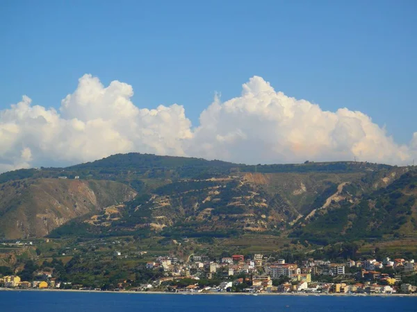 Hermosa Isla Volcánica Con Vegetación Verde Mar Mediterráneo — Foto de Stock