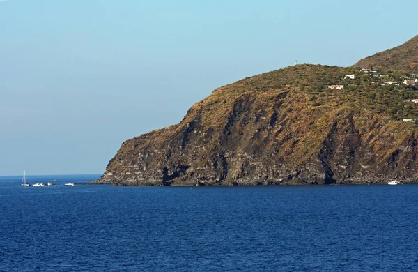 Bella Isola Vulcanica Con Vegetazione Verde Nel Mar Mediterraneo Una — Foto Stock