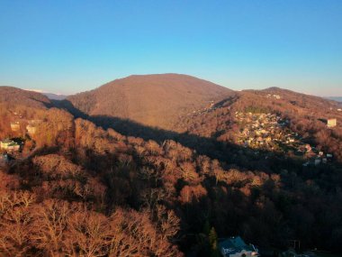 Güneşli bir günde insansız hava aracından gelen hava manzarası dağ manzarasının güzel bir manzarası. Mavi gökyüzünün ortasında ilkbahar dağları