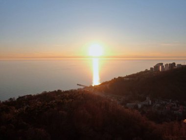 Hava manzarası, şafak vakti deniz kıyısındaki drone 'dan güzel bir manzara. Deniz tatilinin turistik beldesi