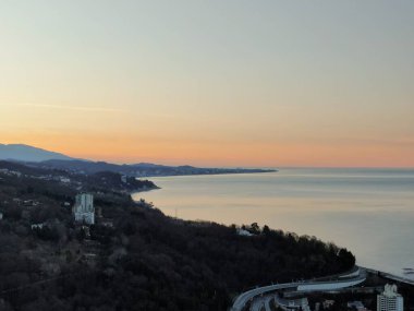 Açık bir günde, deniz manzaralı güzel altın gün batımı. Parlak gökyüzünün arka planında güzel deniz manzarası ve İHA 'dan gelen sakin deniz