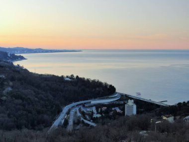 Açık bir günde, deniz manzaralı güzel altın gün batımı. Parlak gökyüzünün arka planında güzel deniz manzarası ve İHA 'dan gelen sakin deniz