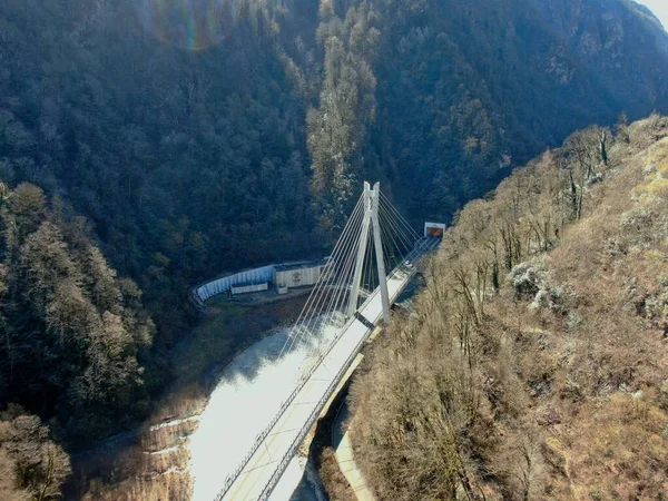 Luftaufnahme Einer Schönen Hängebrücke Einer Gebirgsschlucht Über Einem Reißenden Fluss — Stockfoto