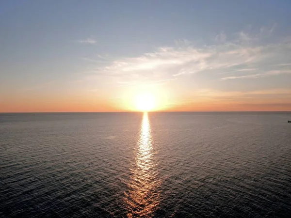 Uitzicht Vanuit Lucht Prachtige Gouden Zonsondergang Zee Een Heldere Dag — Stockfoto