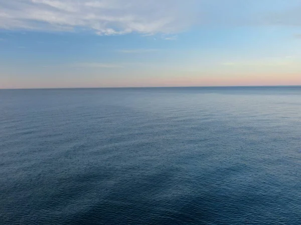 Açık Bir Günde Deniz Manzaralı Güzel Altın Gün Batımı Parlak — Stok fotoğraf