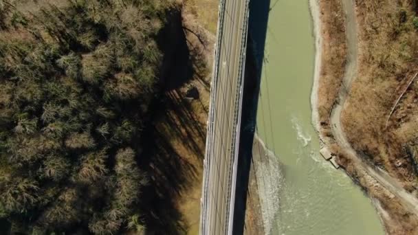 Vista Aerea Bellissimo Ponte Sospeso Auto Una Gola Montagna Attraverso — Video Stock