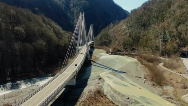 Luchtfoto Een Prachtige Hangbrug Een Bergkloof Een Grachtengordel Een Heldere — Stockvideo