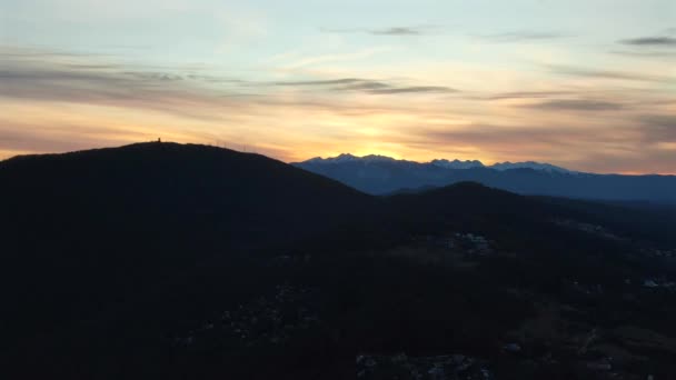 从空中俯瞰海滨高山上日出的全景 黎明时分 金色的阳光下的云彩 — 图库视频影像