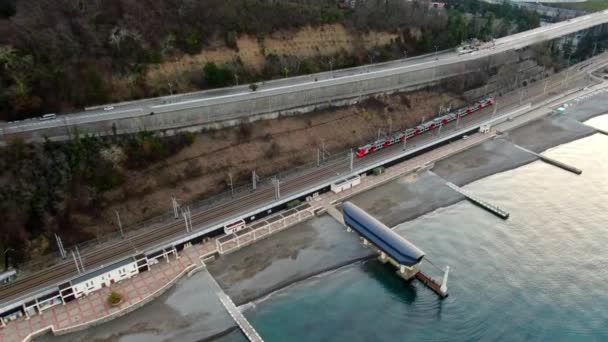 Uitzicht Vanuit Lucht Treinverkeer Kust Naast Het Strand Reis Met — Stockvideo