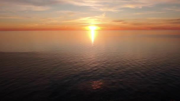 Flygfoto Flygning Över Det Lugna Havet Mot Den Nedgående Solen — Stockvideo