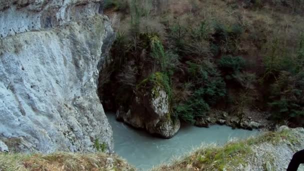 Молода Дівчина Фотограф Подорожує Рюкзаком Красивій Гірській Дорозі Скелястій Ущелині — стокове відео