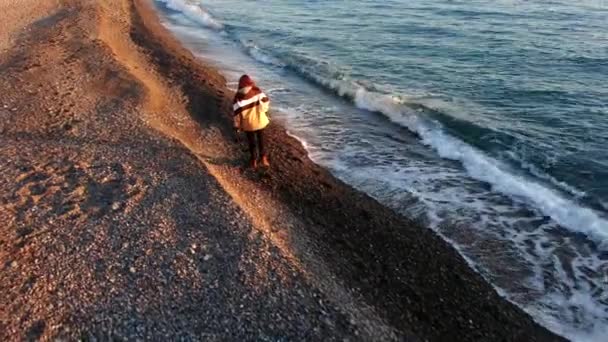 Luftaufnahme Junge Fotografin Geht Mit Einer Kamera Strand Der Goldenen — Stockvideo