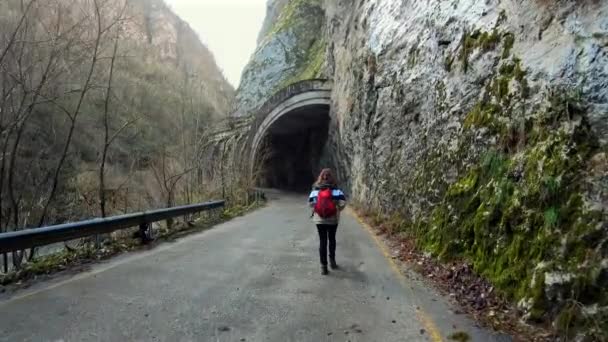 Młoda Fotograf Dziewczyna Podróżuje Plecakiem Dół Pięknej Górskiej Drogi Skalistym — Wideo stockowe