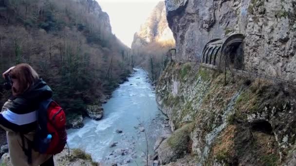 Młoda Fotograf Dziewczyna Podróżuje Plecakiem Dół Pięknej Górskiej Drogi Skalistym — Wideo stockowe