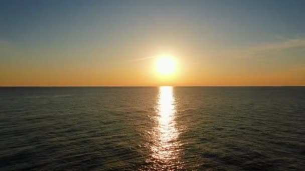 Sakin Denizin Üzerinden Batan Güneşe Doğru Uçan Hava Manzarası Denizin — Stok video
