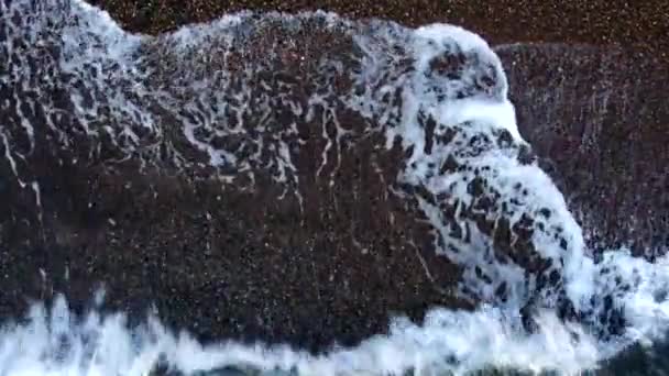 Vista Aérea Belas Ondas Mar Lentamente Espalhou Pela Praia Belas — Vídeo de Stock