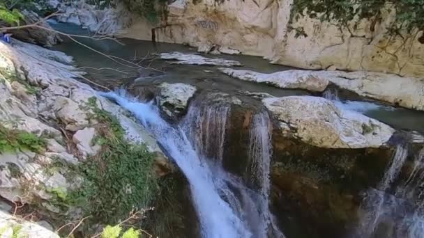 ターコイズブルーの水で湖と山の滝の美しいカラフルな風景 — ストック動画