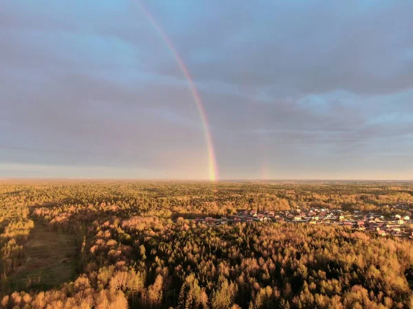 Arco Iris Sobre Bosque Atardecer Desde Una Gran Altitud Hermoso —  Fotos de Stock