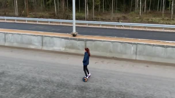 Une Belle Jeune Femme Conduit Seule Sur Autoroute Sur Hoverboard — Video