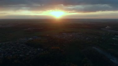 Batan güneşin ışınlarıyla ormanın üzerinde yüksek irtifada uçuyor. Vahşi yaşam manzarasının güzel renkli manzarası