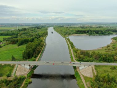 Nehrin üzerindeki köprünün yüksekliğinden güzel panoramik manzara. Kargo gemisinin yola çıktığı nehrin üzerindeki köprüde trafik vardı. İHA 'daki resim.