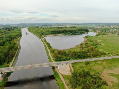 Nehrin üzerindeki köprünün yüksekliğinden güzel panoramik manzara. Kargo gemisinin yola çıktığı nehrin üzerindeki köprüde trafik vardı. İHA 'daki resim.