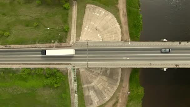 带着追踪车辆在河上高速桥上飞行 从高空俯瞰横跨河流的无人驾驶全景桥 — 图库视频影像