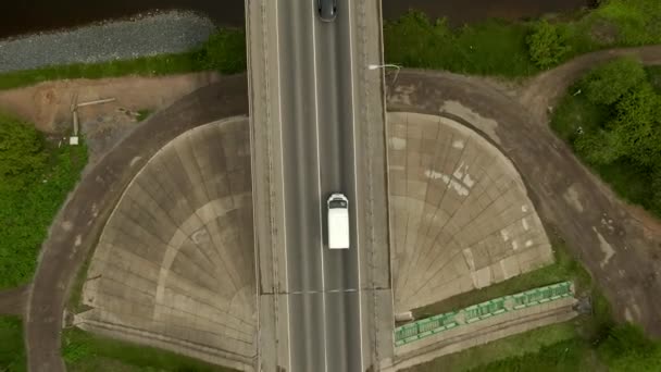 Vlucht Met Volgverkeer Van Auto Hogesnelheidsbrug Rivier Uitzicht Vanuit Lucht — Stockvideo