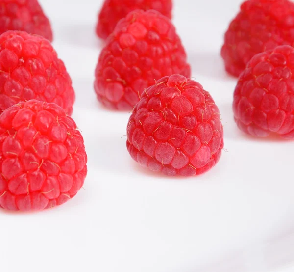 Ahududu meyveleri bir plaka üzerinde