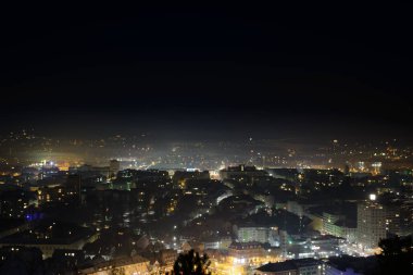 Gece aydınlatılmış şehir
