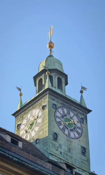 Relógio relógio em uma torre — Fotografia de Stock