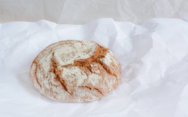 Kağıt üzerinde küçük ekmek