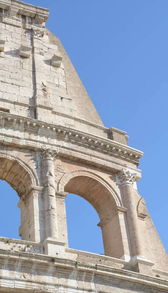 Colosseum bir kemer ile bir duvar parçası