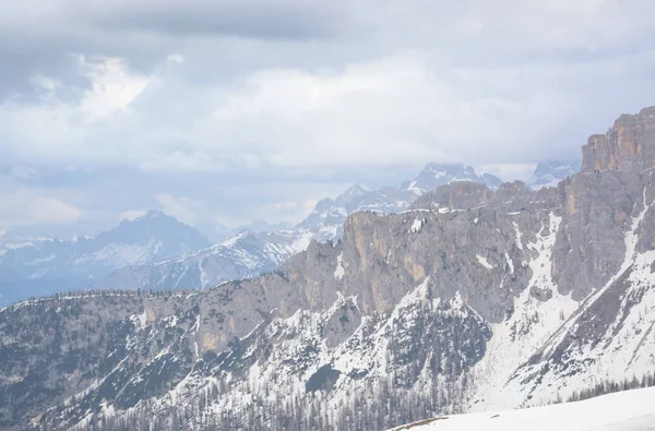 Utsikt över Dolomiterna i bergen — Stockfoto