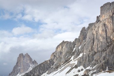 Dolomitlerdeki dağ manzarası 