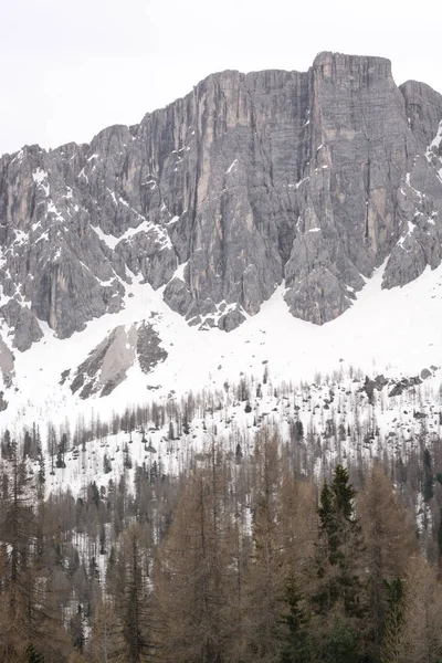 Veduta delle rocce nelle Dolomiti — Foto Stock