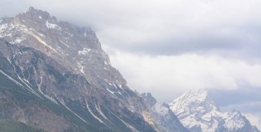 Bulutlu havada dağ manzarası