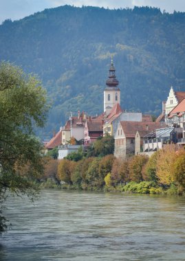 Mur nehri ve Frohnleiten kasabası manzarası 