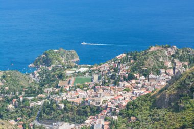 Deniz ve Taormina kasabasıyla manzara