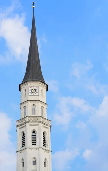 A Szent Mihály templom tornya — Stock Fotó
