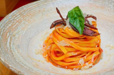 Fesleğen yapraklı spagetti.