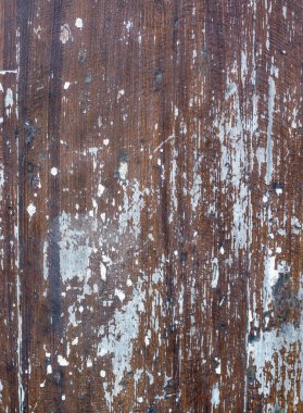 Üzerinde boya kalıntıları olan bir tahtanın yüzeyi.