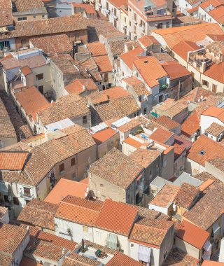 Cefalu 'nun çatılarının manzarası
