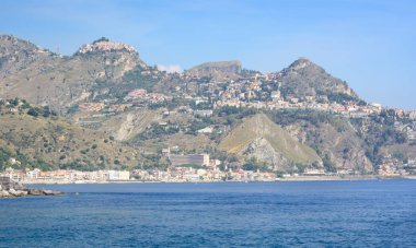 Uzaktaki Taormina şehrinin manzarası