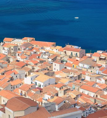 Cefalu 'nun deniz ve şehir manzarası yukarıdan