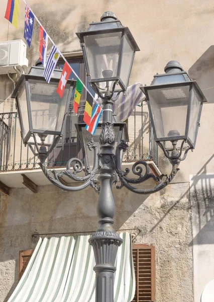 Farola en la ciudad de Cefalu — Foto de Stock